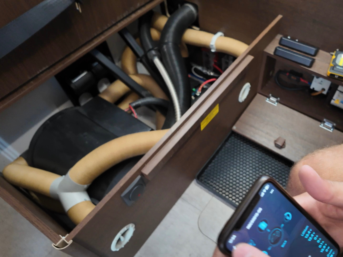 Черный ящик, от которого идут трубы и есть Truma. Здесь же видно два серых воздуховода 