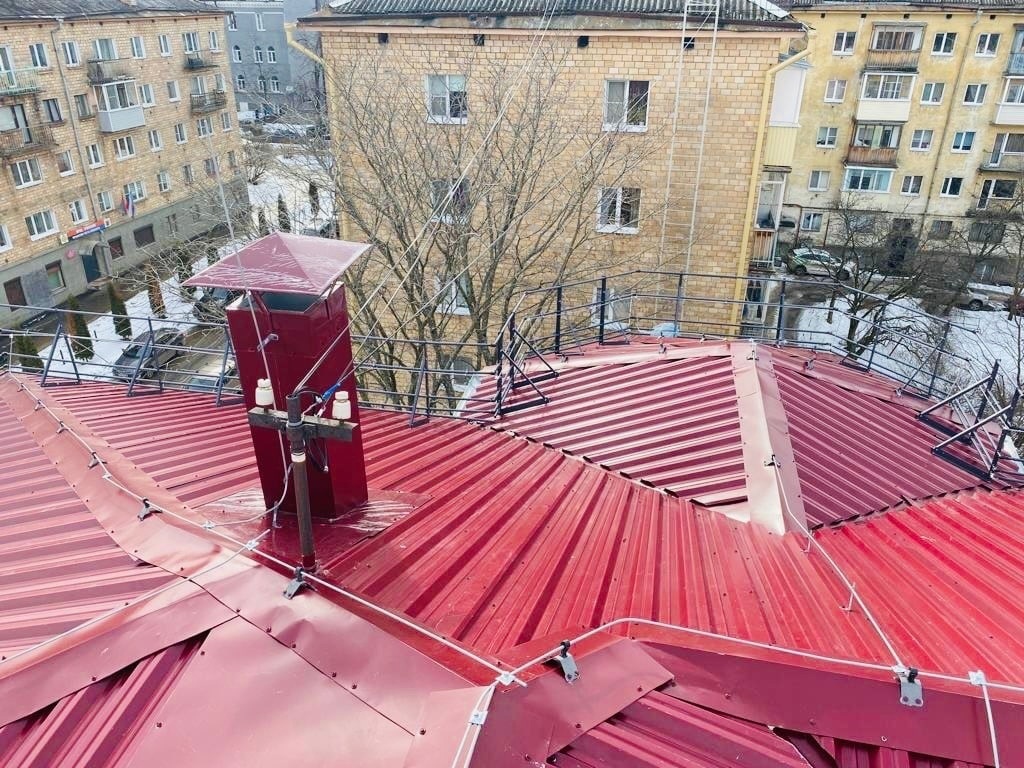    Отремонтированная крыша в петрозаводской поликлинике № 1. Фото взято со страницы Михаила Охлопкова в соцсети "ВК"