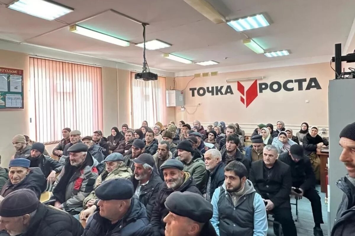    Жители села Хубар требуют вернуть прежнего директора местной школы.