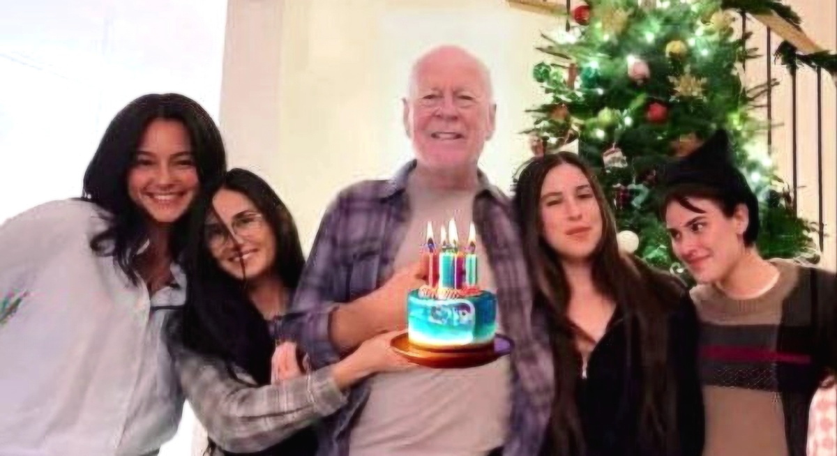 Брюс Уиллис в окружении родных и близких 