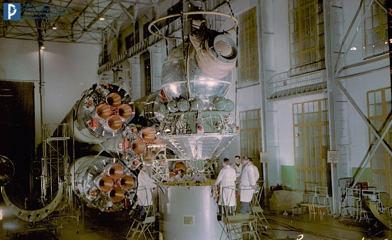 Космический корабль 3КД в монтажно-испытательном корпусе. 1965 г. РГАНТД. Арх. № 1-681 цв.