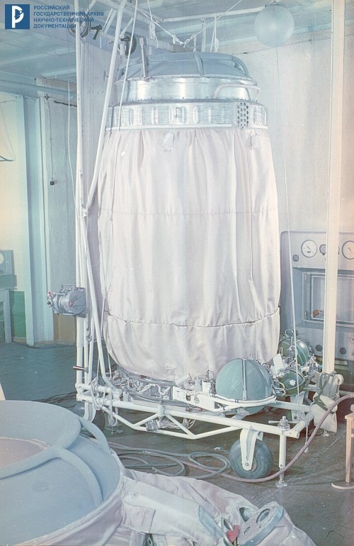 Шлюзовая камера «Волга» корабля 3КД на испытаниях. 1965 г. РГАНТД. Арх. № 1-676 цв.