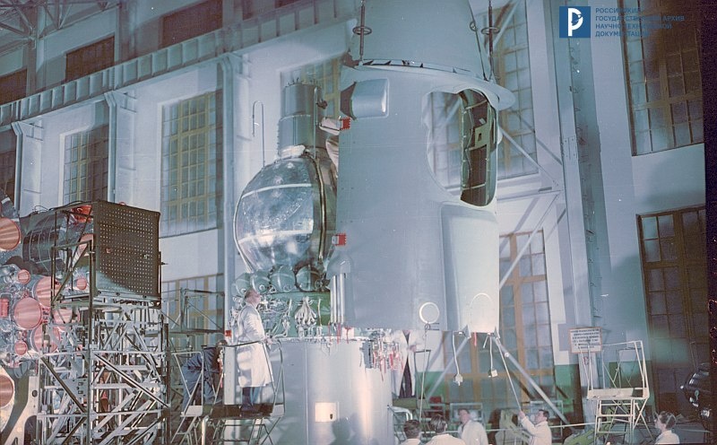 Установка головного обтекателя корабля 3КД в монтажно-испытательном корпусе. 1965 г. РГАНТД. Арх. № 1-682 цв.