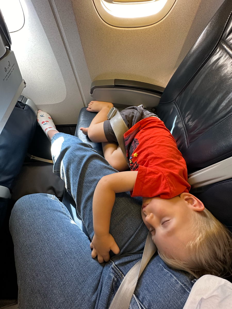 А часть пути он вообще спал.