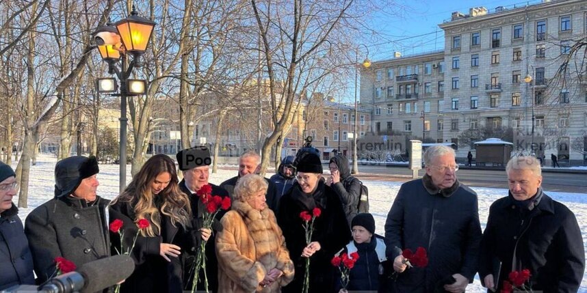Платон с кем встречается