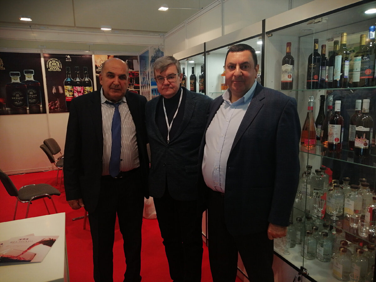 С мастером погреба и собственником коньяков Berqov на Продэкспо-2024. Фото из архива автора