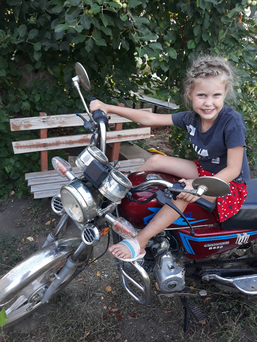 А это фото сделано тогда, когда я только училась плести🫣. Чтобы вы не думали, что я всегда это умела делать) 