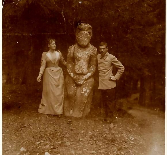 Каменные изваяния Абрамцевского парка.