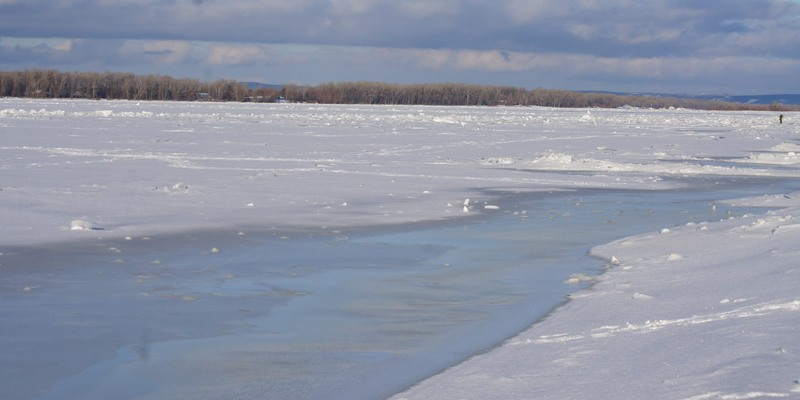 Помните, что лед может быть прочным только с виду! Источник: Самарская газета