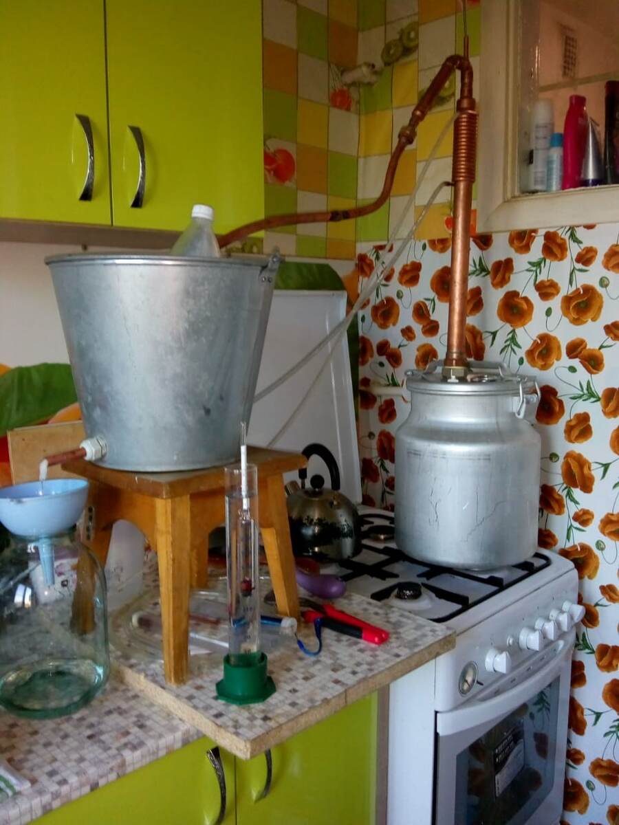 Вот его аппарат - ему спаяли обычную бражную колонну