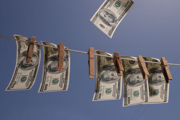 Как брокеры-мошенники используют счета клиентов для отмывания денег?