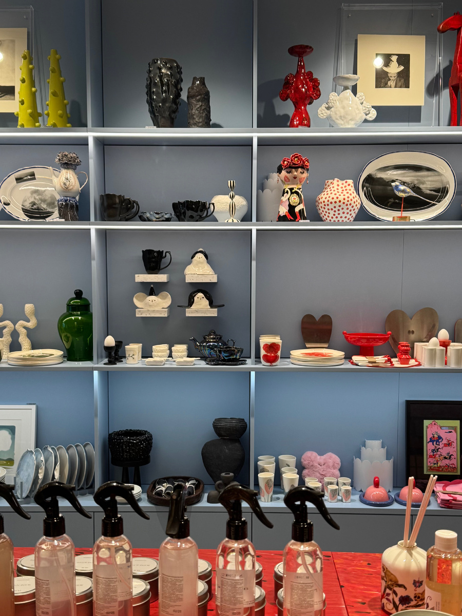 Товары на полках в первом зале