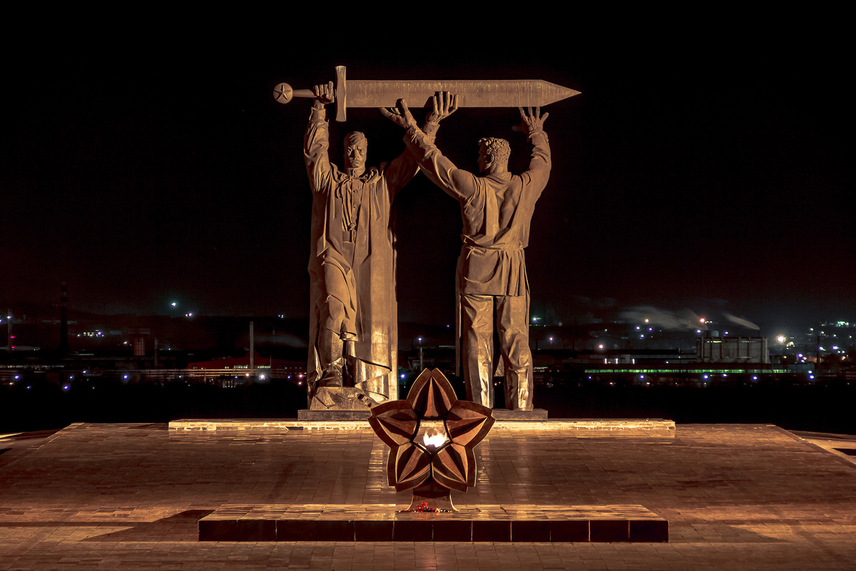 Монумент «Тыл — фронту» — самая узнаваемая достопримечательность Магнитогорска. Фото: Сергей Секачёв / Wikimedia