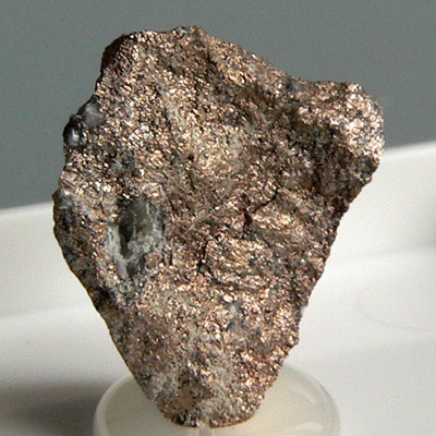 Никелин (NiAs), 12х11х7 мм, месторождение Cobalt, Канада. Фото: взято из en.wikipedia.org