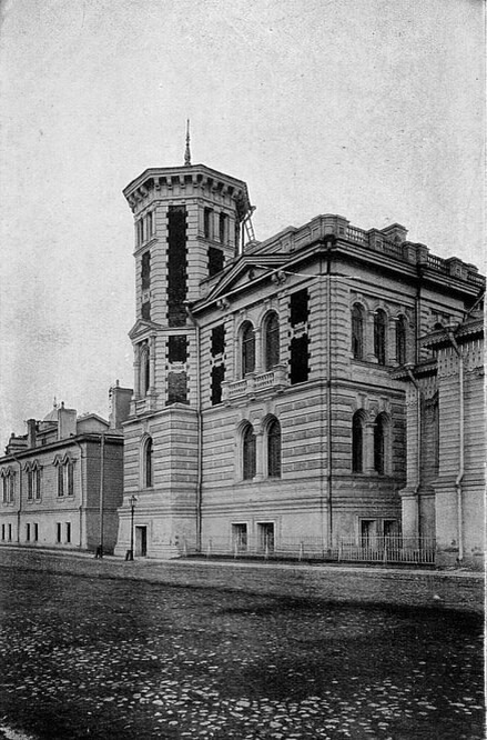 Центральный корпус кирпичный, а у боковых первый этаж кирпичный, второй деревянный.