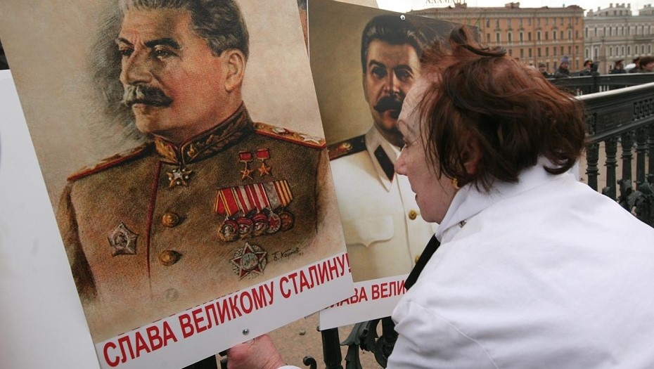    Портреты Сталина перед первомайским шествием в Петербурге. Архив. Автор фото: Trend/ Андрей Федоров