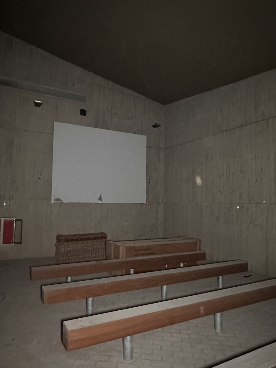 Внутри здания сохранились масштабные модели морских обитателей, включая огромные макеты китов, подвешенные к потолку. Эти экспонаты, покрытые пылью и паутиной, создают атмосферу заброшенности и таинственности. Причины закрытия музея до конца не ясны, но, вероятно, это связано с финансовыми трудностями или снижением интереса посетителей.
