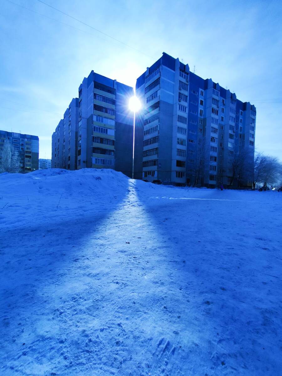 Солнце поймали между двух домов.