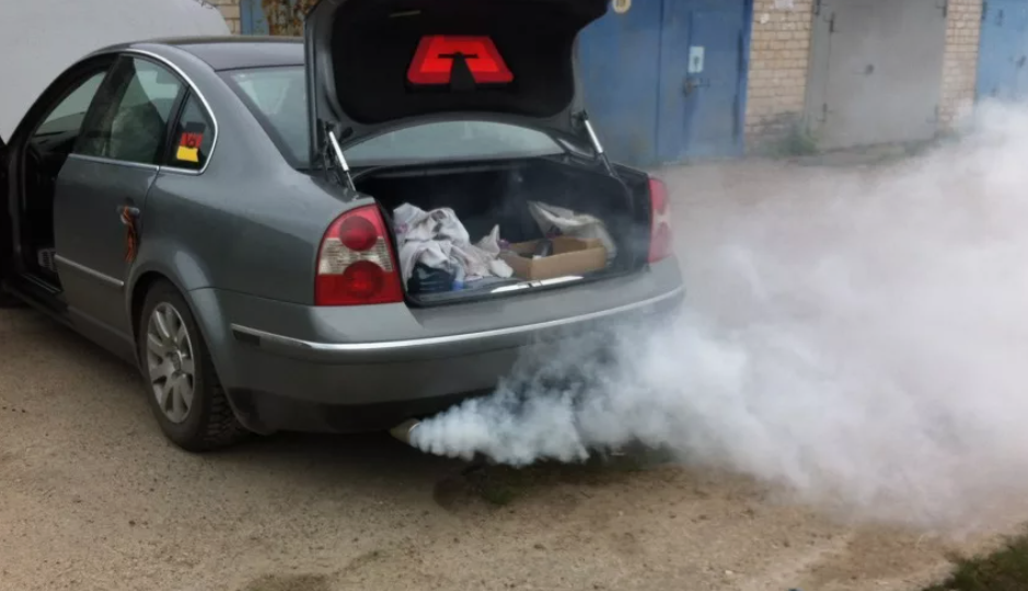 Белый дым из выхлопной трубы. 3 причины, по которым ваш дизельный автомобиль может оставлять после себя "облачные клубы".