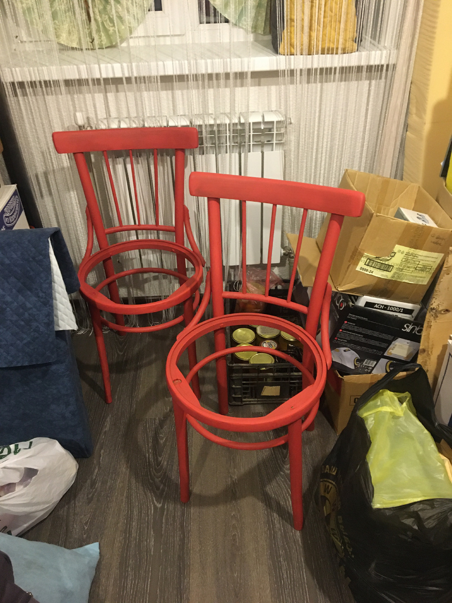 Стулья после моего неудачного эксперимента. Фото сделано еще во время переезда