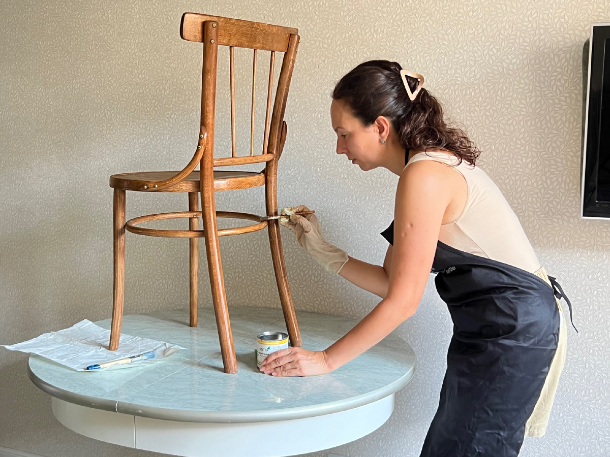 Один из двух моих многострадальных стульев, которые все-таки удалось вернуть к жизни этим летом