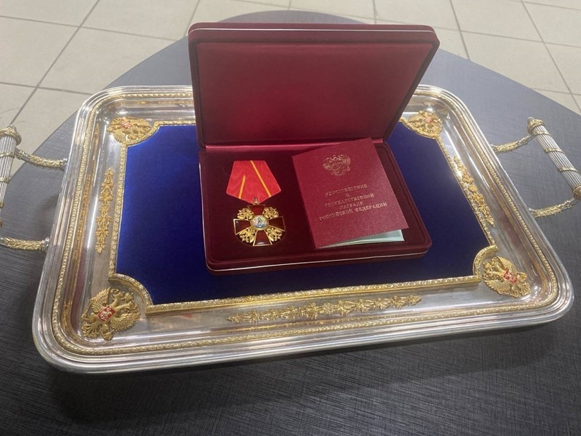    Орден Александра Невского, который президент России Владимир Путин вручил коллективу петербургского научно-производственного предприятия "Радар ммс", февраль 2025 года. Автор фото: Пресс-служба Кремля