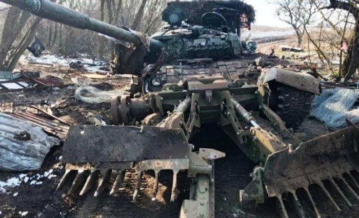 Бойцы 70 мсп вытащили в тыл подбитый украинский танк Т-72М1 с ножевым тралом Track Width Mine Ploughs (TWMP), разработки британской Pearson Engineering. Выглядит ремонтопригодным, источник – Телеграм-канал Уголок Ситха