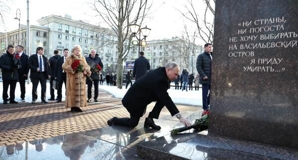 В.Путин возлагает цветы к памятнику А.Собчаку в Санкт-Петербурге.Фото из открытых источников.