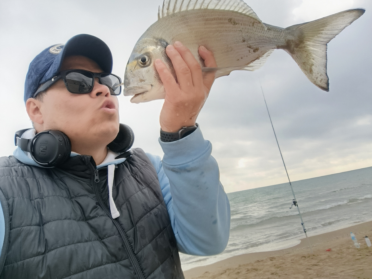 От поцелуя со мной по поводу нашей встречи она целоваться отказалась. 