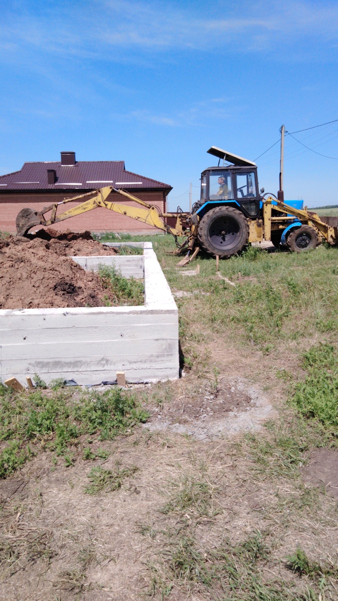 Ровняет грунт 