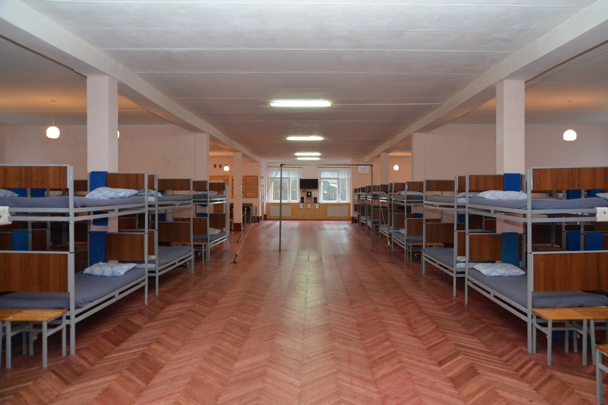 Казарма выглядела примерно похожим образом, только чуть победнее и пол был из линолеума.