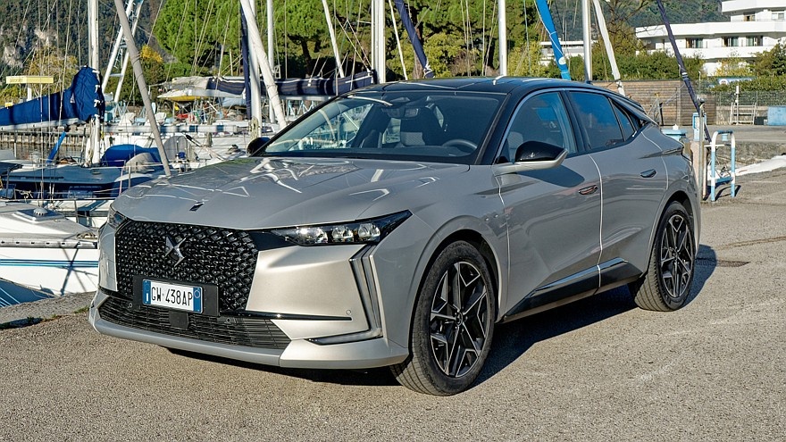    На фото: актуальный хэтчбек DS 4 Hybrid Pallas