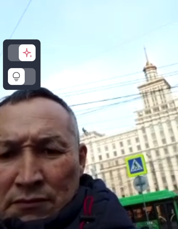 Батыр на фоне Южно-Уральского Государственного Университета. То есть он успел прийти с работы, и уехать с племянником на его авто в Челябинск. 