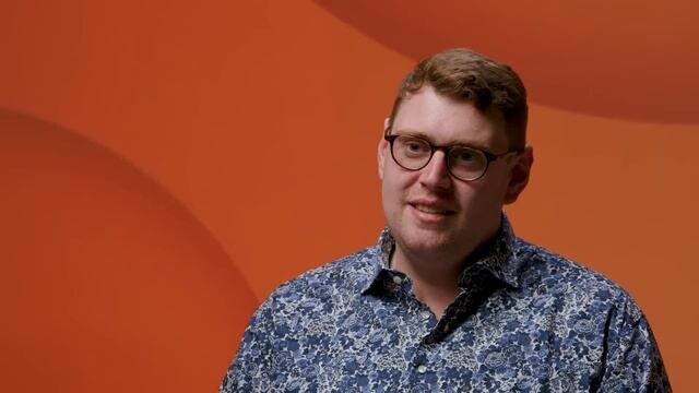    Актер упал в одном из московских дворов и сломал ногуКадр из видео