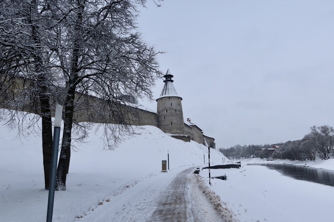 Дорога вдоль стены Псковского Кремля