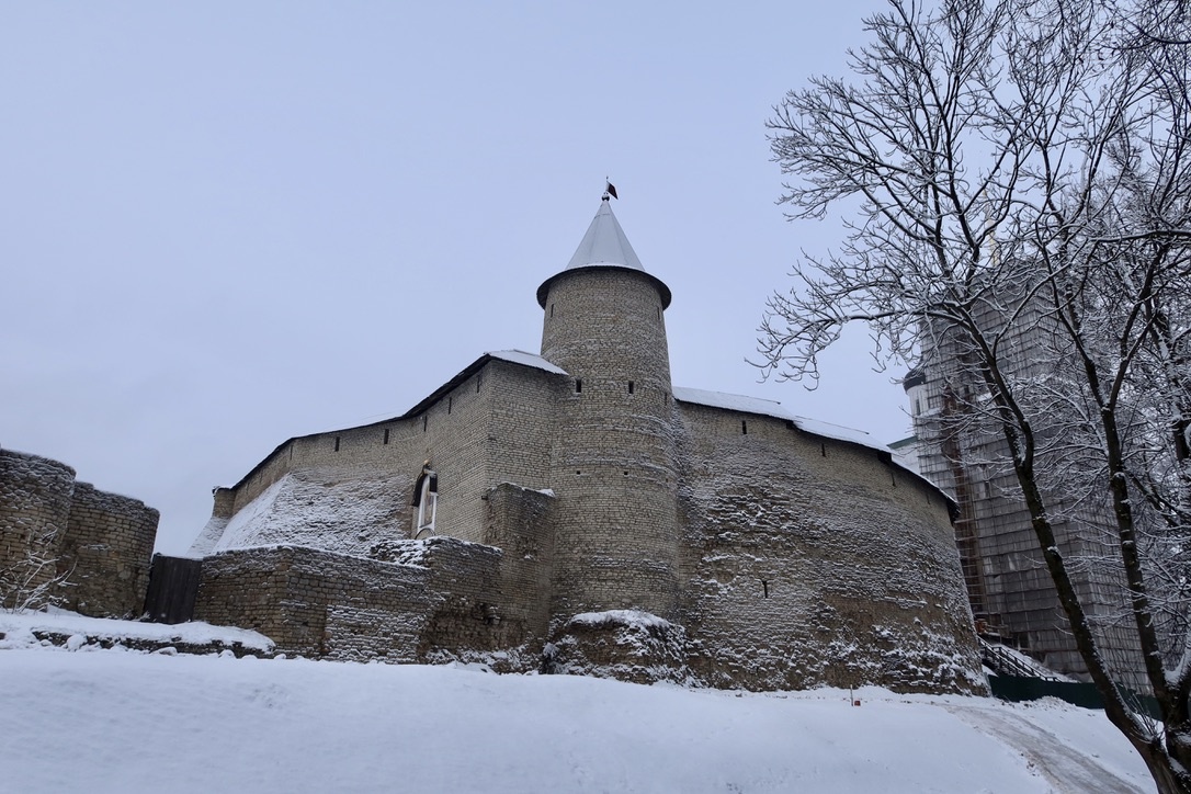 Средняя башня Псковского Кремля вид из парка реки Псков