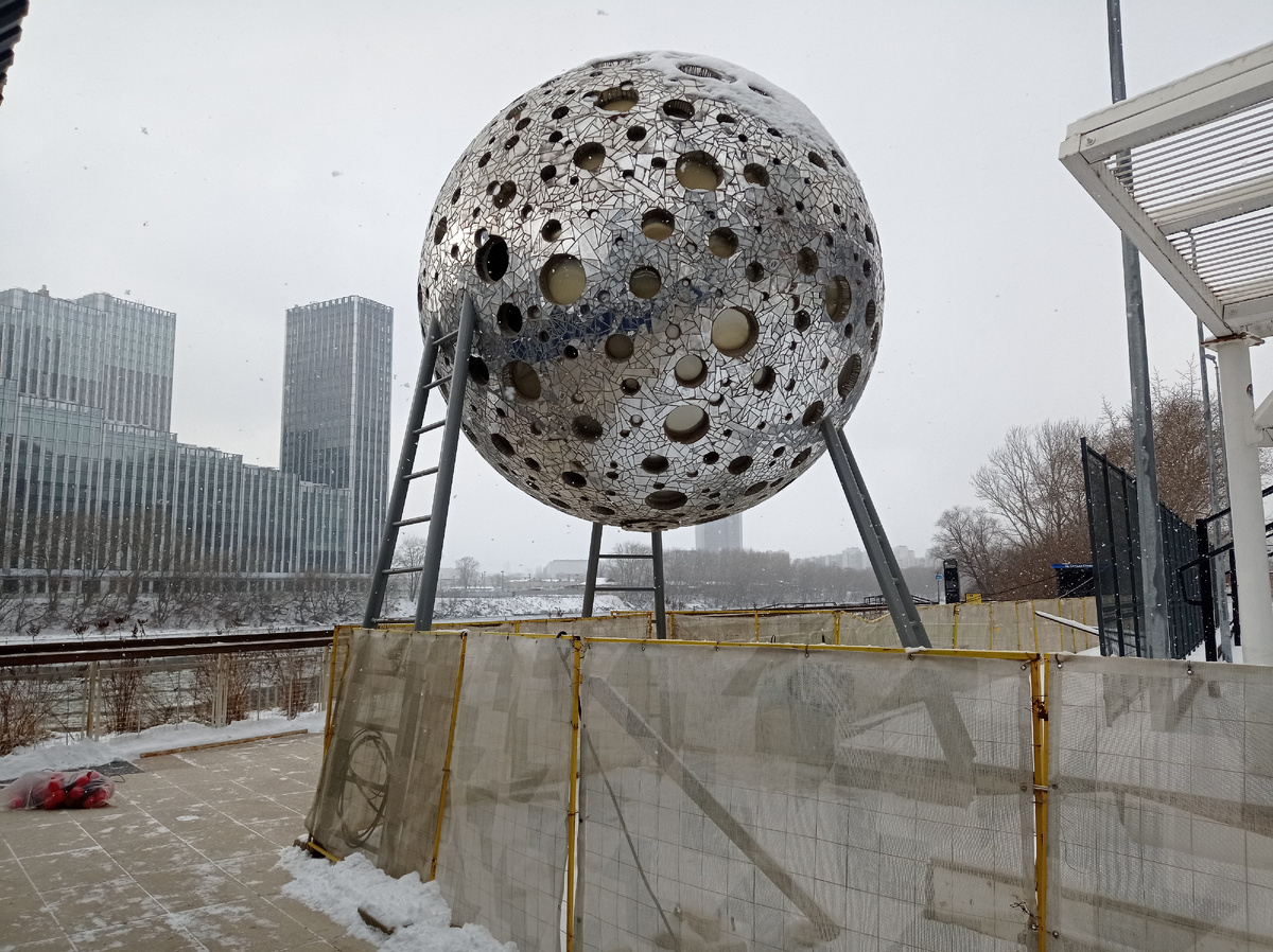 Зеркальная Луна у ЖК "Сердце Столицы". Москва. Фото автора статьи 