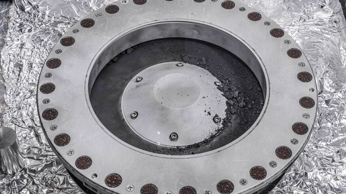 Контейнер с  образцами с астероида Бенну, которые доставил на Землю зонд НАСА OSIRIS-REx. 