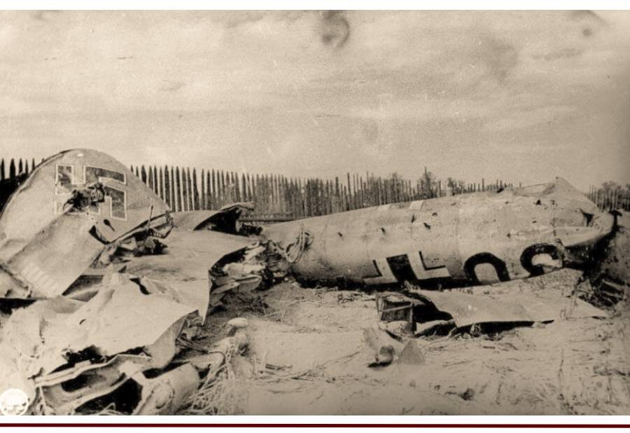Сбитый тяжелый истребитель Bf110 из состава 26-й эскадры тяжелых истребителей (ZG26), фото сделано в августе 1941 года.
