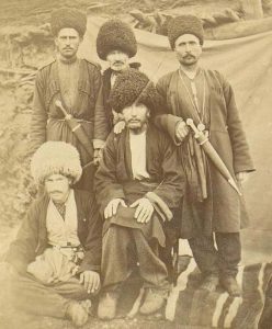 Группа мужчин из селения Лезе. Лезгины. Азербайджан, Кубинский р-он, селение Лезе Группа мужчин из селения Лезе. Лезгины. Азербайджан, Кубинский р-он, селение Лезе (Бакинская губ., Кубинский уезд). 1880 г.