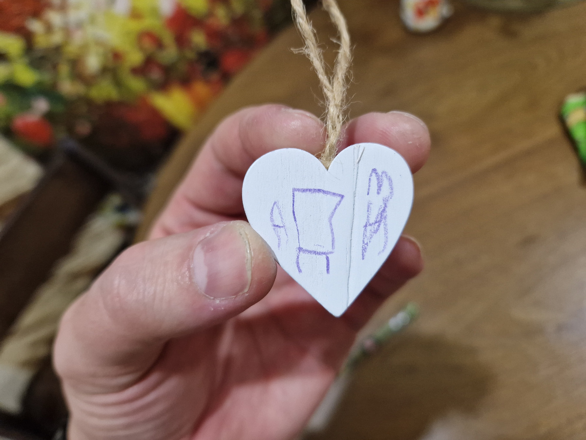 Дочь подписывала сама🤣 в целом, понятно, что там написано мое имя😁