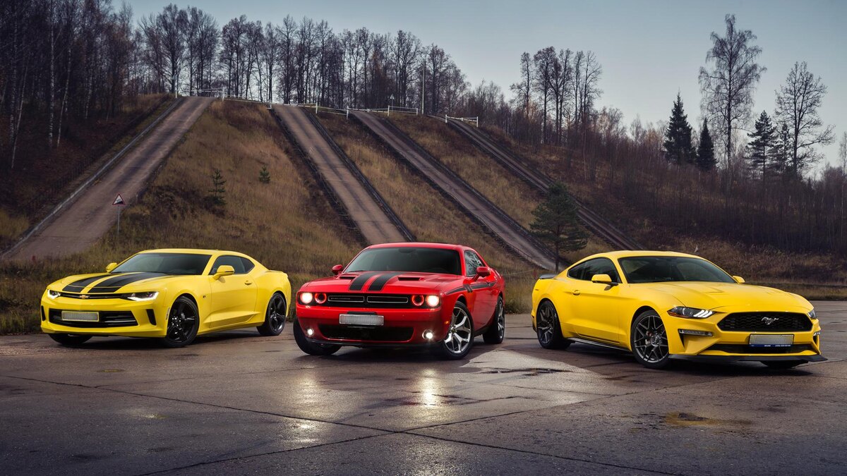 Слева направо:  2017 Chevrolet Camaro, 2020 Dodge Challenger, 2021 Ford Mustang