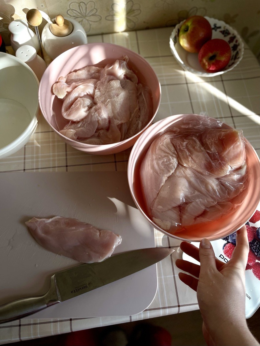 Сначала разморозила все мясо, половину мелко нарезала и замариновала с соевым соусом, аджикой и чесноком, половину отбила и заморозила пластами 