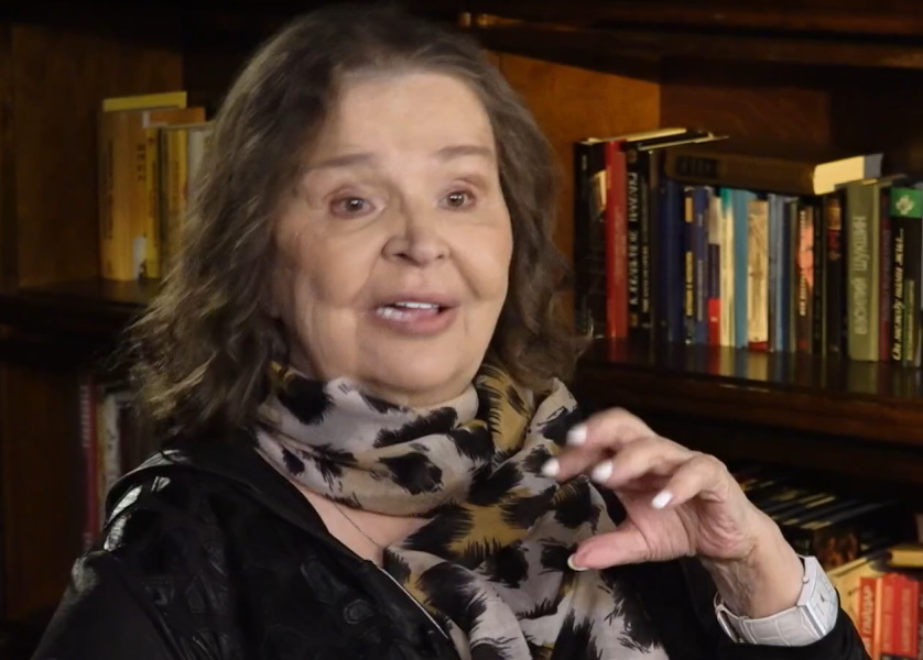 «Мы 48 лет прожили. Не ругались, никаких скандалов вообще, я ему помогала, я его спасала. Врачи, да никто не верил… я приходила в палату, а он никакой – его просто приговорили. А я прихожу и говорю: «Володя, смотри, какой я свитер тебе красивый купила». Он тогда говорил: «Слушай, я подыхаю, а она мне свитер купила. Она что, думает, я выкарабкаюсь?». Так он-таки выкарабкался! Не красным словцом надо, а поступками надо поддерживать больных людей», - отмечает Семина в новом выпуске программы «Малахов».