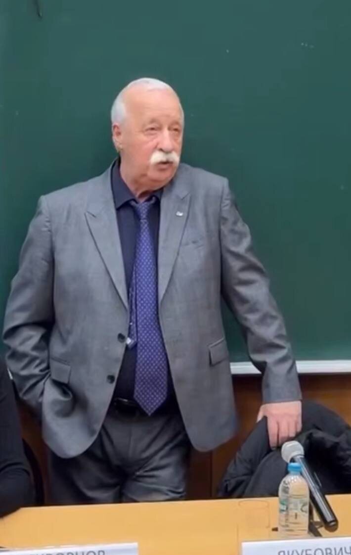 «Давайте договоримся так: я расскажу историю, но один раз перебьют, и вы финал не узнаете. <...> Вы просили рассказать историю? Ну и заткнитесь», - возмутился тогда Якубович.Леонид Якубович на встрече со студентами МГИМО
