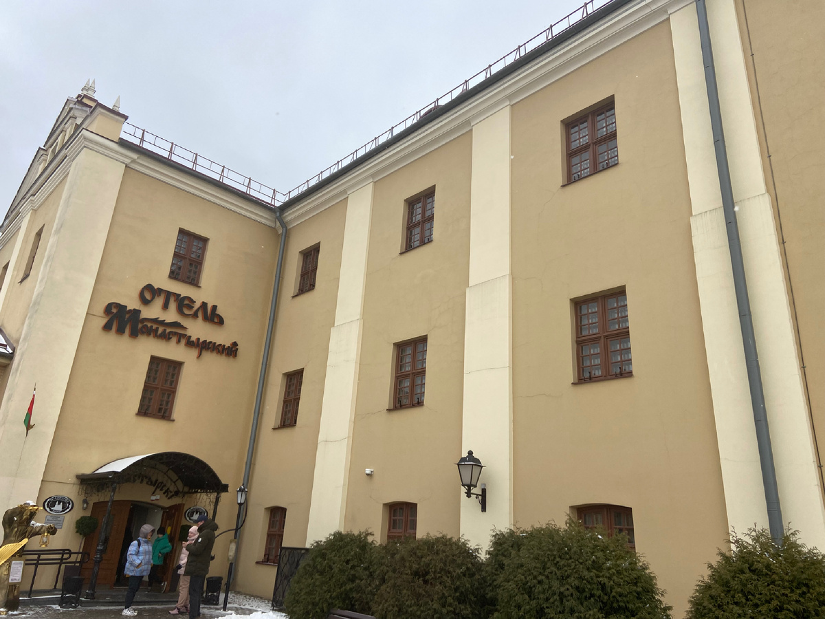 Трехэтажное старинное здание