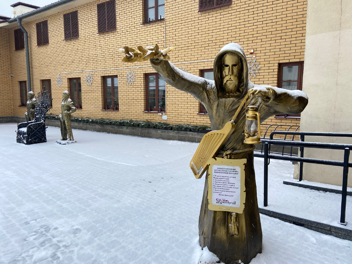 Перед входом приветствует фигурка монаха