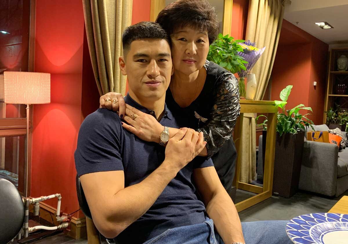     Дмитрий Бивол с мамой