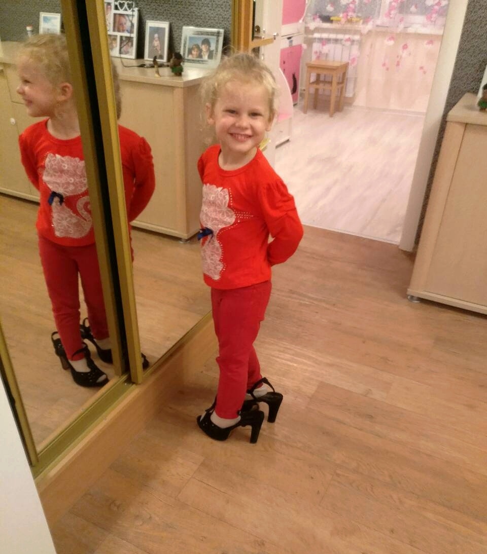 А тут одна знакомая девочка сама  мамины туфли обула и довольная такая! 