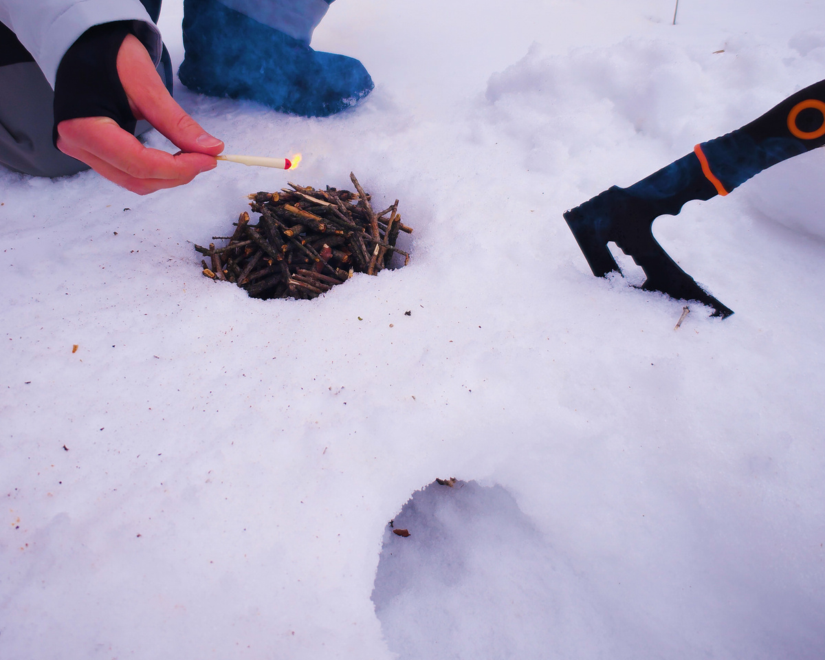 Для розжига используй тонкие и сухие веточки, от них уже загорятся основные поленья.